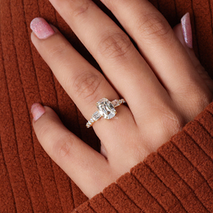 Bague de fiançailles en or massif 14 carats avec trois diamants de laboratoire taille coussin, pavés, certifiés IGI, provenant de l'ancienne mine de 3 carats - Product Image 3