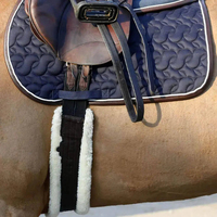 Sangle en peau de mouton pour l'équitation, marron avec doublure en polaire blanche, boucles réglables