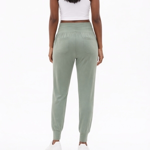 Pantalon de jogging décontracté gris pour femme, tricoté, ample, avec poches, taille élastique, longueur cheville, style printemps, design personnalisé - Product Image 2