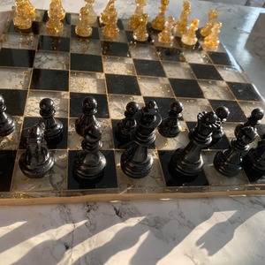 Jeu d'échecs en résine fait main de qualité supérieure, pièces noires et translucides, plateau de jeu luxueux, décoration artistique pour la maison - Product Image 4