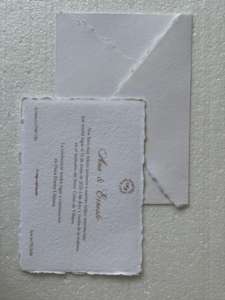 การ์ดเชิญงานแต่งงานแบบเรียบง่ายขอบกระดาษตัดด้วยมือ กระดาษคอตตอนหรูหราสั่งทำพิเศษ เป็นมิตรกับสิ่งแวดล้อม พิมพ์ลายด้วยระบบถ่ายโอนความร้อน - Product Image 5