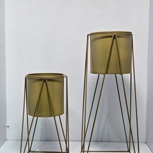 Support à plantes en métal doré, lot de 2, support à plantes géométrique en fil métallique pour intérieur, pot moderne, décoration de la maison, support à fleurs au sol, WB Inc India - Product Image 3