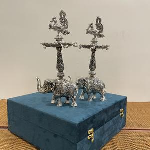 Artisanat métallique fait main, éléphant plaqué argent, forme SAMAI / DIYA, paire avec boîte en velours - Product Image 3