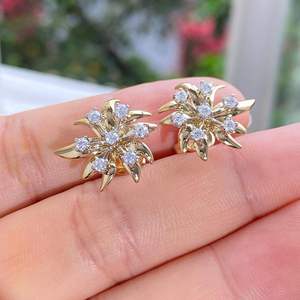Pendientes de Oro Amarillo de 9k con Diamantes Creados en Laboratorio, Certificados por IGI, con Halo Intercambiable y Círculo Extraíble, Modelo RAMDUT - Product Image 2