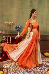 Conjunto Premium de Lehenga Choli Gujarati para Navratri con Koti con Decoración de Espejos |   Lehenga de Rayón Puro de 7 Metros con Vuelo - Product Image 2