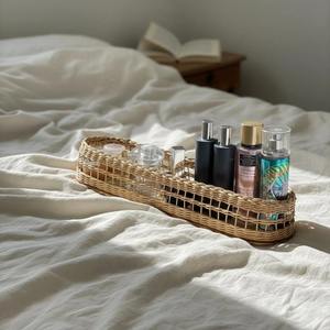 Plateau en rotin tressé fin, idéal pour les pinceaux de maquillage, les parfums, les crèmes de soin et l'utilisation sur la coiffeuse. Fabriqué en Inde. - Product Image 4