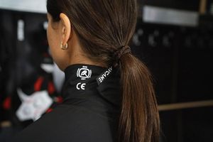 เสื้อเบสเลเยอร์สำหรับฮอกกี้น้ำแข็งสีดำ ป้องกันการบาดที่คอและข้อมือ แขนยาว ได้รับการรับรองมาตรฐาน BNQ - Product Image 5