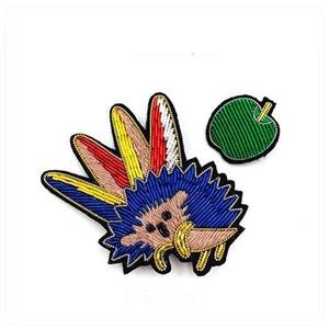 Broche artisanale brodée, badge décoratif, patch en tissu 3D, épinglette personnalisée pour vêtements, vestes et accessoires féminins - Product Image 1