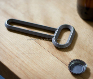 Abridor de cerveza de metal con mango de madera, perfecto para accesorios de barman modernos y preparación de cócteles - Product Image 6