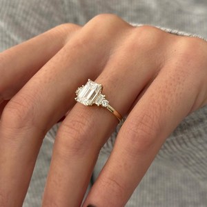 Bague de fiançailles à cinq pierres en diamant de laboratoire taille émeraude de 2,5 carats E VVS2, bague d'anniversaire à cinq pierres CVD, certifiée IGI - Product Image 5