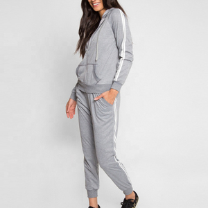 Sweat-shirt gris à capuche entièrement zippé pour femme, coupe classique, en mélange de coton tricoté, avec poches, style jogger, bandes blanches - Product Image 2