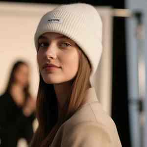 Gorro de punto térmico grueso personalizado con visera abatible para unisex, ideal para el invierno, la playa, viajes y actividades al aire libre. - Product Image 5