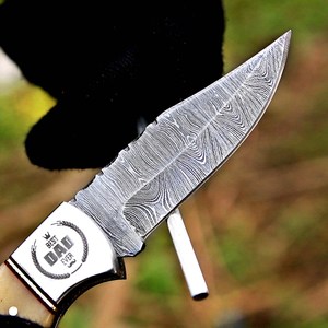 มีดพับ Damascus EDC แบบ Lockback สำหรับกิจกรรมกลางแจ้ง ล่าสัตว์ ปลายใบมีดแบบ Clip Point หนา 0.5 มม. ด้ามไม้ รับผลิตตามสั่ง (OEM) ขายส่ง ผู้ส่งออก จำนวนมาก - Product Image 2