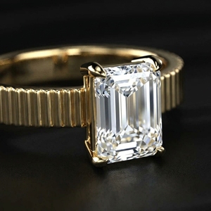 Anillo de Compromiso Solitario con Corte Esmeralda de 2 Quilates, Banda Acanalada, Oro Amarillo de 10K, Diamante Cultivado en Laboratorio, Certificado IGI, Color Blanco D, E - Product Image 3