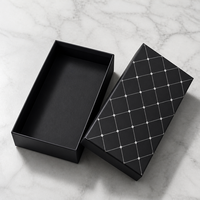 Boîte cadeau rigide noire mate de luxe pour cravate avec motif quadrillé en feuille d'argent et insert personnalisé pour l'emballage de cravates