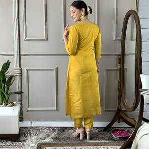 Conjunto Kurti Moderno con Diseño de Cuello Elegante, Color Amarillo, Corte Recto, Estampado Digital, Tallas S a XXL, Especial para la Función Haldi - Product Image 2