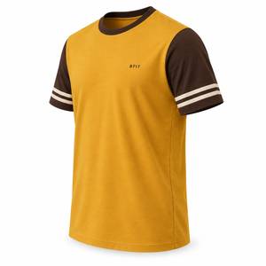 T-shirt à manches courtes jaune moutarde pour homme avec manches contrastées marron et rayures blanches, col rond, coupe décontractée - Product Image 2