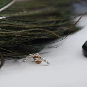 Boucles d'oreilles clous en or 18 carats avec diamants de laboratoire taillés brillant incurvés, certifiés IGI, diamants CVD de marque VDS, style minimaliste - Product Image 6