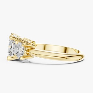 Anillo de Compromiso de Tres Piedras con Diamante Cultivado en Laboratorio de Corte Cojín de 2.50 Ct, Oro Amarillo de 9K con Piedras Laterales Redondas, Joyería al por Mayor - Product Image 3