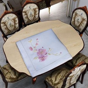 Des broderies gracieuses de fleurs de cerisier sur du lin naturel doux, ajoutant une touche de romantisme printanier aux tables élégantes. - Product Image 3