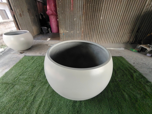 กระถางต้นไม้ทรงกลม ไฟเบอร์กลาส น้ำหนักเบา ทนทาน ดีไซน์ทันสมัย คลาสสิก สำหรับแขวน ตกแต่งบ้าน ใช้ภายนอกอาคาร ผลิตโดย KNT Creations รุ่น Maharashtra - Product Image 2