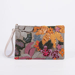 Bolso de Mano Bordado Tradicional Asequible para Damas con Diseño Floral Artístico y Apariencia Moderna - Product Image 5