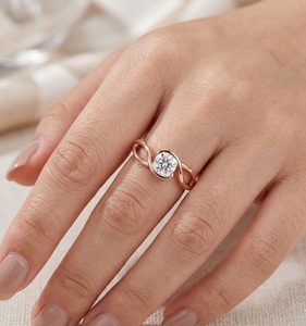 Bague de fiançailles en or rose 14 carats avec diamant de laboratoire taille coussin certifié IGI D VVS2, bande torsadée solitaire pour femme - Product Image 2