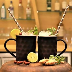 Taza Moscow Mule de cobre hecha a mano con acabado martillado, ideal para cócteles, whisky, vodka y bebidas frías. - Product Image 4