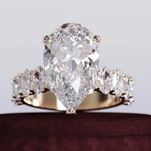 Anillo de Boda de Oro Amarillo de 18k con Diamante Cultivado en Laboratorio Certificado por IGI, Corte Pera de 7.00 Ct - Product Image 4