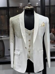 Costume de smoking blanc pour homme avec broderie de sequins sur l'épaule, col à revers simple, coupe droite - Product Image 1