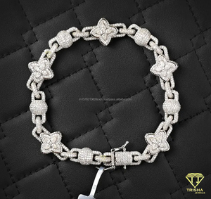 Exclusiva Pulsera Clover Link con Diamantes Moissanite, con Motivos Florales Brillantes y un Brillo Similar al de los Diamantes, un Accesorio de Lujo - Product Image 1