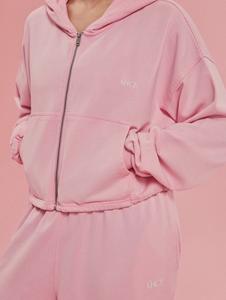 Conjunto Deportivo de Terciopelo Personalizado para Mujer |   Sudadera con capucha y cremallera y pantalones deportivos con parches |   Tela Elástica al por Mayor, Ropa Deportiva OEM - Product Image 4