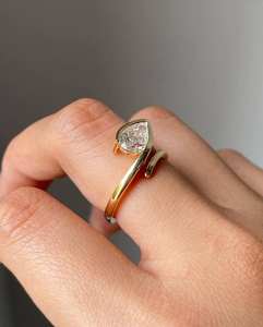 แหวนเพชรทรงหยดน้ำ 1.5 กะรัต สี D ความสะอาด VVS1 ทองคำขาว 18K เพชรเลี้ยงในห้องปฏิบัติการ ทรงลูกแพร์ ดีไซน์วงเปิด แหวนหมั้นแบบโซลิแทร์ ดีไซน์หรูหรา - Product Image 2