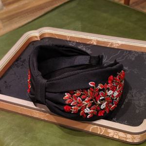 Serre-tête brodé de perles de créateur pour femme avec motifs floraux sophistiqués, idéal pour les mariages et les soirées - Product Image 4