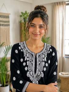 Kurti de seda crepé francés con bordado de hilo de diseño elaborado y conjunto de pantalón palazzo de seda crepé francés con bordado de hilo. - Product Image 2