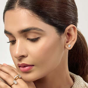 Pendientes Clásicos de Moissanita de Corte Redondo, 4 TCW, Incoloros VVS, Oro de 14K, Solitario de 2 Quilates, 6 Puntas, Cierre de Rosca Tipo Loto, Hechos a Mano - Product Image 1