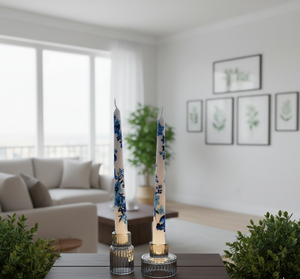 Bougies coniques artisanales bleues et blanches à motifs floraux - Décoration élégante pour la maison pour Noël et la Saint-Valentin (Lot de 2 bougies votives) - Product Image 3