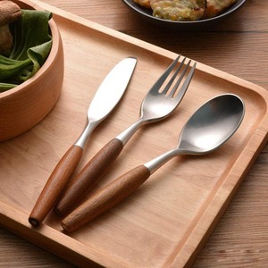 Elegante Juego de Cubiertos de Metal con Mango de Madera, Juego de Cubiertos de Acero Inoxidable, Cuchara, Tenedor y Cuchillo, Utensilios de Comedor Duraderos, Aspecto Moderno - Product Image 2