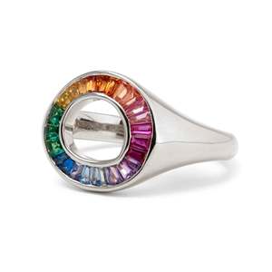 Bague en or jaune massif 14 carats avec saphir de laboratoire arc-en-ciel certifié IGI, taille baguette, sertie en canal, motif cercle sphérique, vente en gros - Product Image 4