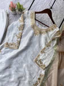 Elegante Conjunto de Kurta y Palazzo de Seda para Fiesta con Bordado Intenso - Product Image 3