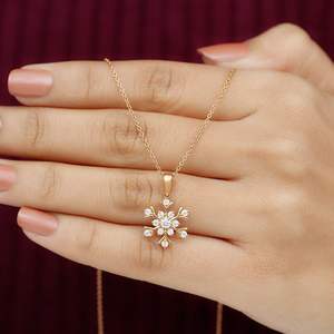 Collier pendentif flocon de neige en or avec diamant, breloque diamant rond brillant en grappe, bijou minimaliste en diamant, cadeau pour femme - Product Image 1