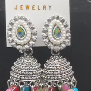 Pendientes Jhumka de Plata Oxidada con Motivo de Ojo de Pavo Real y Perlas, con Cuentas Multicolor, Joyería Étnica de Impacto - Product Image 1