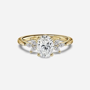 Anillo Floral de Diamante Ovalado Cultivado en Laboratorio de 4.50CT, Oro Amarillo, Joyería Nupcial con Engaste de Puntas - Product Image 4