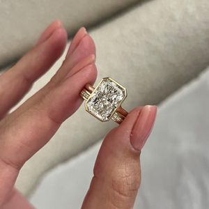 Anillo de compromiso con diamante radiante alargado de 5 quilates E VVS2, engaste de bisel con tallo dividido tipo catedral, oro amarillo - Product Image 4