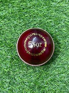 Balle de cricket en cuir rouge cousue main, conforme aux réglementations MCC, qualité supérieure, 80 overs, logo personnalisé, balle dure en cuir. - Product Image 5