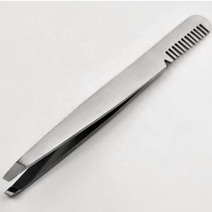 Pince à épiler de luxe haut de gamme, faite à la main, en acier inoxydable, ultra-affûtée, à pointe inclinée, avec peigne intégré pour la définition des sourcils - Product Image 3