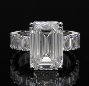 Bague de luxe plaquée or 14K et rhodium, solitaire 5 carats taille émeraude, avec bande éternité complète et diamants CVD cultivés en laboratoire, cadeau d'anniversaire - Product Image 1