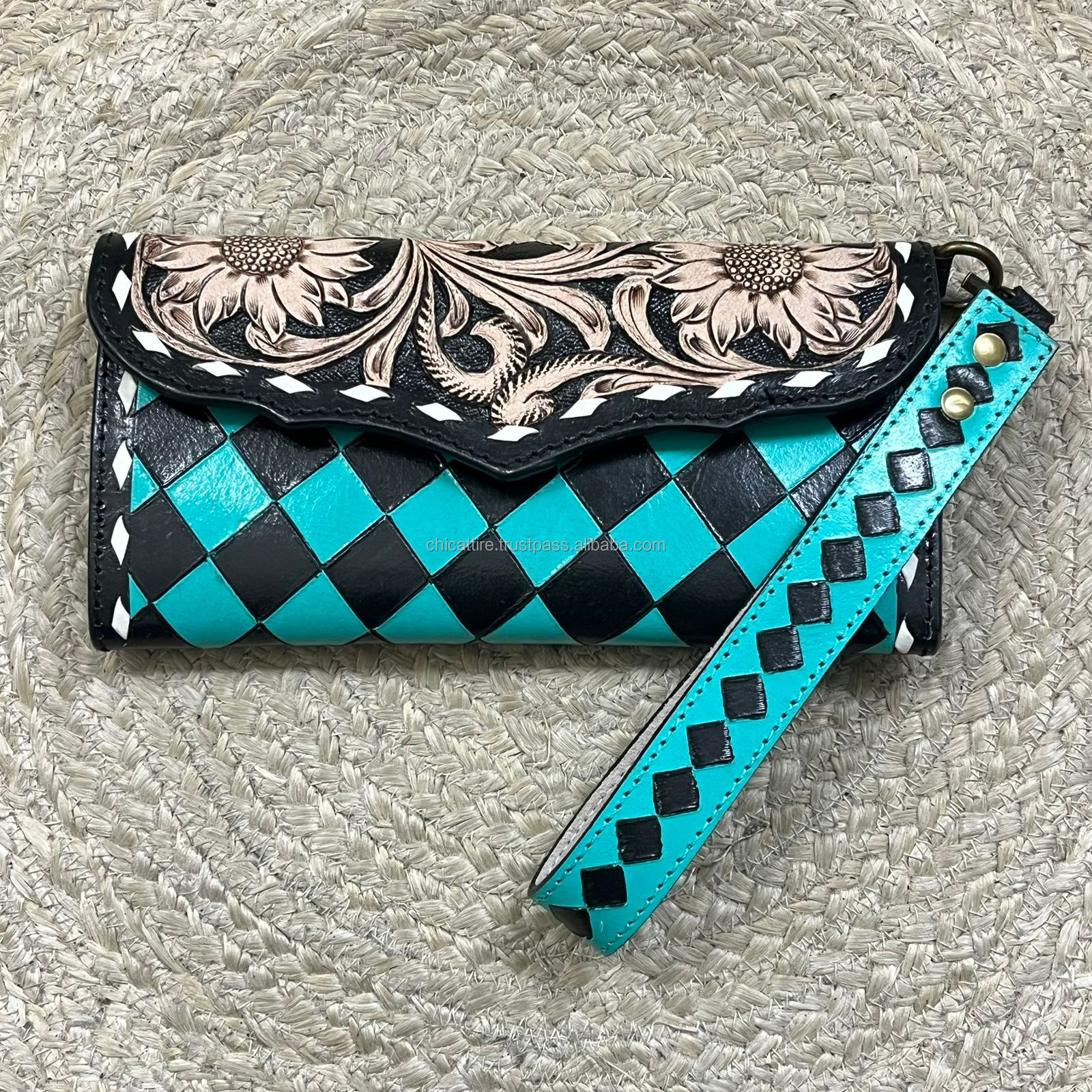 Turquoise et carreaux noirs