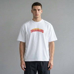 T-shirt blanc à manches courtes pour homme personnalisé avec impression de lettres rouges, col rond, décontracté, respirant, coupe ajustée, séchage rapide, OEM ODM - Product Image 1