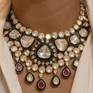 Ensemble collier ras-du-cou et boucles d'oreilles ethniques en laiton plaqué or antique de qualité supérieure avec perles d'imitation pour soirées féminines - Product Image 1